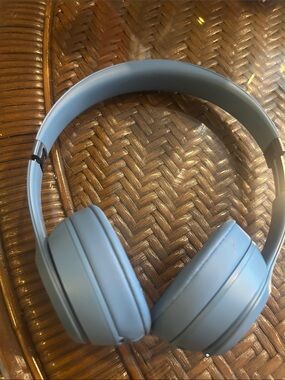 Beats Solo 4 a3140,over ear wireless headphones